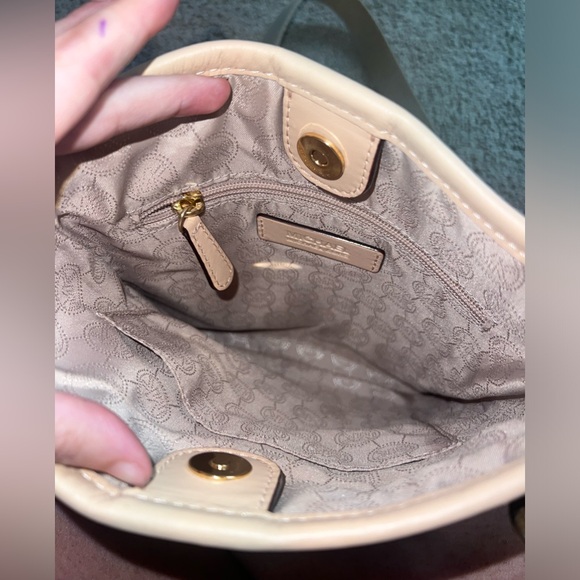 Micheal Kors cross body purse - Picture 2 of 6